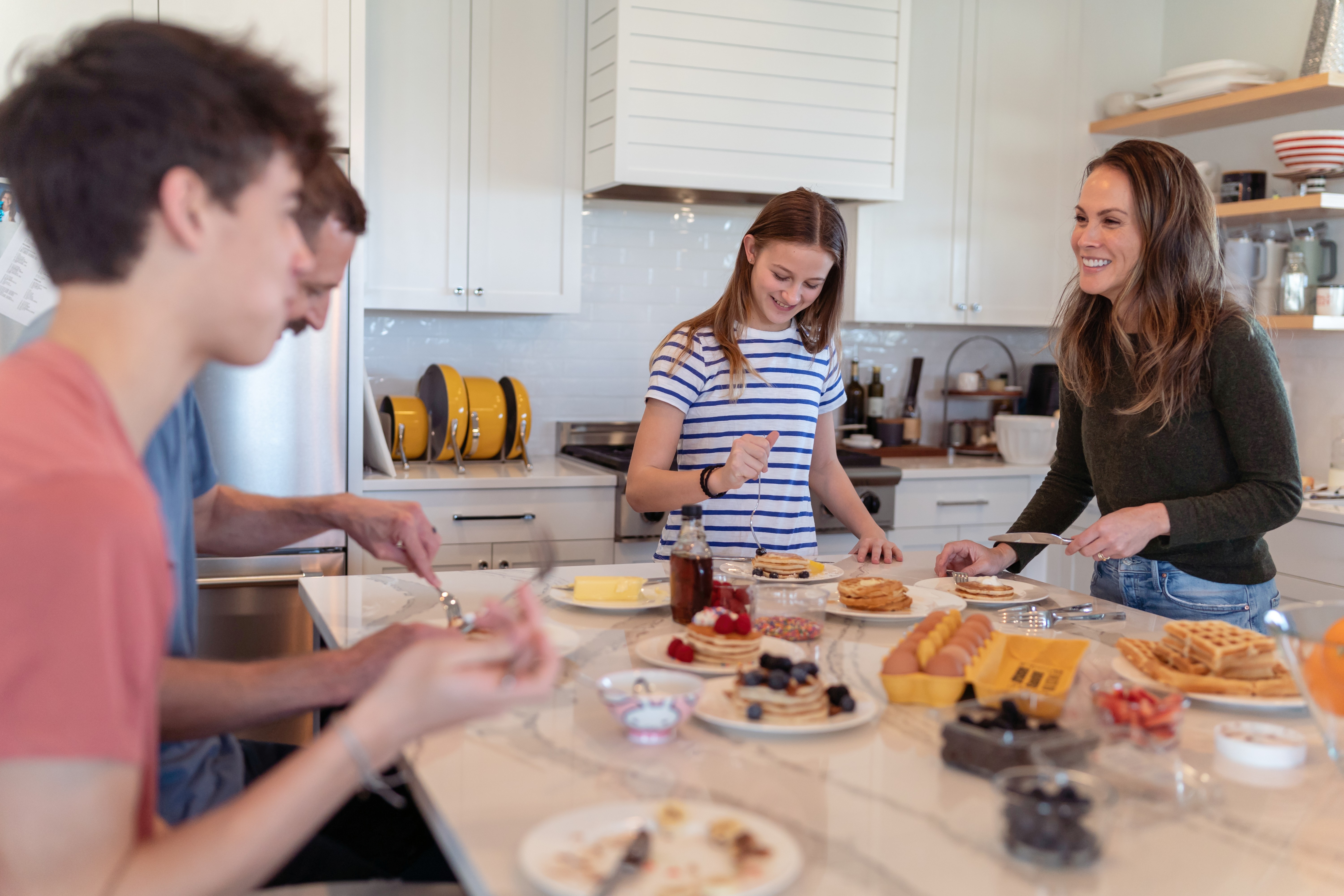 Familie spiser måltid sammen